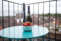 Comfortable Swindon Town Centre Apartments, Free Parking, Sleeps up to 8