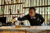 Aruna Senggigi Resort & Convention - bar