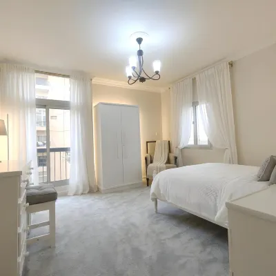 Central luxury apartment 3 bedrooms Отели рядом с достопримечательностью «Дворец барона Эмпейна»