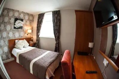 Thomas James Hotel Hotel dekat Whitnash Methodist Church