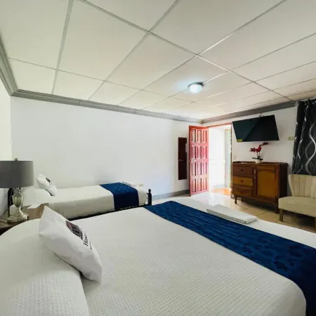 Hostal Clary Отели в г. Леон