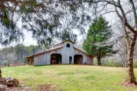Converted Barn Couple's Oasis Near Tallulah Gorge - parking