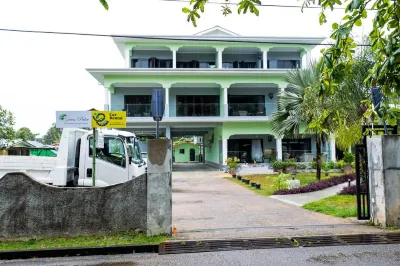 Green Palm Self Catering Các khách sạn gần Takamaka Rum Distillery