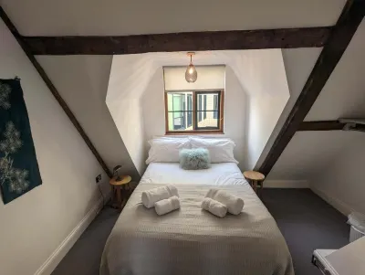 Grade II Listed Flint Cottage Sleeps 4 Hotels in Sprowston