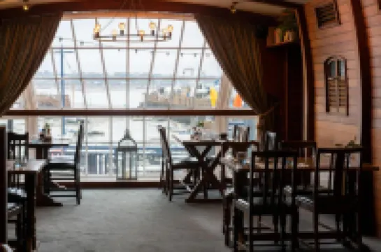 Old Court House Inn Hotel di 