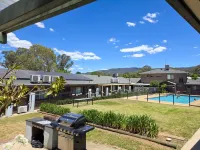 Tumut Valley Motel Pet Friendly - Mountain view