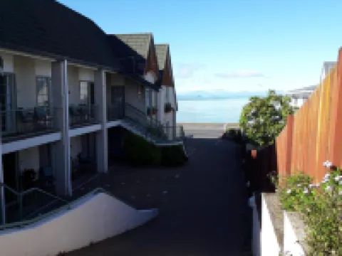 Colonial Lodge Motel