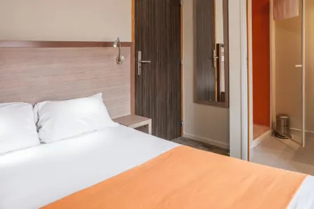 Logis Hôtel les Voyageurs Отели в г. Лезу