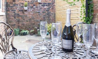 Bootham Apartment 32 - Free Parking - Five Minute Walk to York Minster - Housity