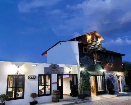 Cabañas Big Mountain Hotels in Bernal