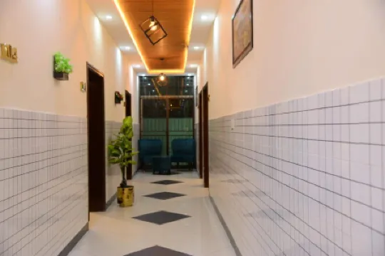 Go Guest House Lahore Отели рядом с достопримечательностью «Парк Медоус»