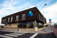 Surfers Lodge Peniche Hotels in Ferrel