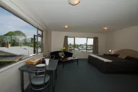 Lake Point Motel Hotels in Hamilton