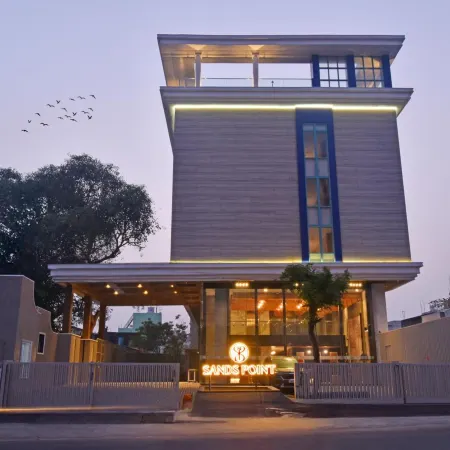 Sands Point Hotel