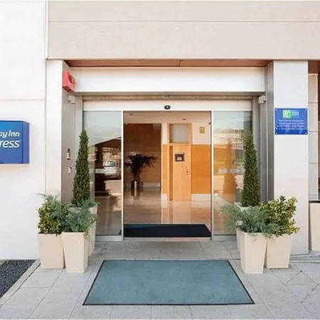 Holiday Inn Express MADRID - ALCOBENDAS by IHG Отели рядом с достопримечательностью «Станция метро Montecarmelo»