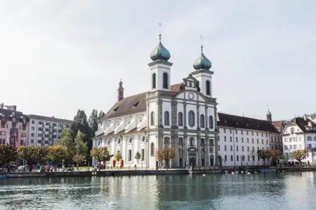 Capsule Hotel - Lucerne Thelab Отели рядом с достопримечательностью «Часовенный мост»