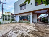 RedDoorz Plus Syariah at Umyas Hotel Near Terminal Anjuk Ladang Nganjuk Hotels near Gereja GPdI Anugrah Gondang - Nganjuk