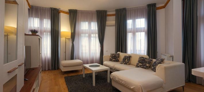 Victoriei Skyline Apartment - Steps from Old Town Hotéis em Bucareste