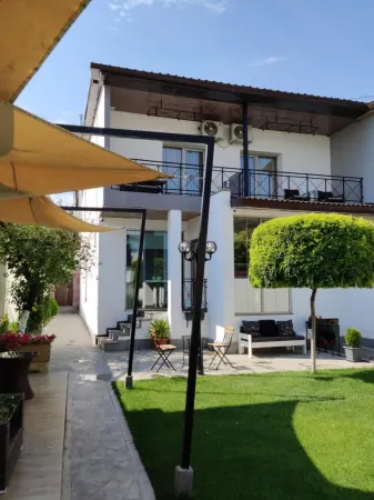 Garden Lounge Hotel Отели рядом с достопримечательностью «Каскад»