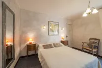 Lou pèbre d'aï Hotels in Signes
