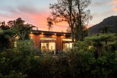 Rainforest Deluxe Hotels near Andris Apse Gallery
