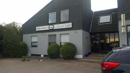 Pension Strohm im Lieth Café Отели в г. Хадемсторф