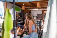 La Ventana Azul Surf Hostel - Quầy bar