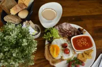 Crown Salamis Suites - parkir
