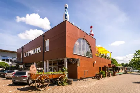 Hotel am Brauhaus Отели в г. Клинк
