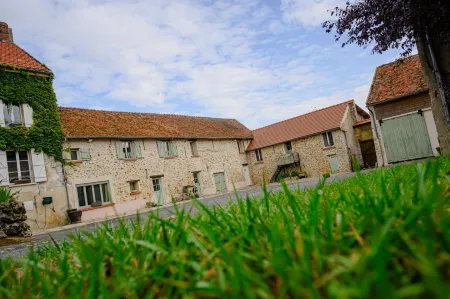 Maison d'Hôtes Ferme d'Issonges B&B Отели в г. Этамп-Сюр-Марн