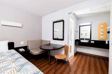 Motel 6 Ontario, CA - Airport Отели рядом с достопримечательностью «The Grove Theatre»