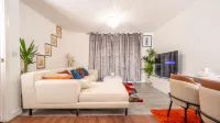 Mega1 Luxury Spacious 1Bedroom Apartment, Manchester - parking
