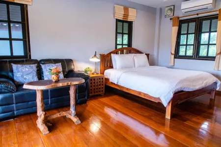 BaanRimNam Resort Trat Отели рядом с достопримечательностью «Wat Buppharam or Wat Plai Klong»