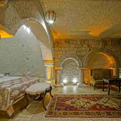 Risus Cave Suites Rooms