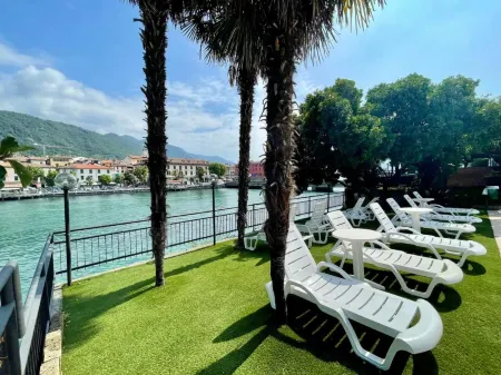 Hotel Stazione Sul Lago di Iseo Отели в г. Адро