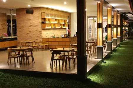 Hadipriyanto Homestay Отели в г. Kroya