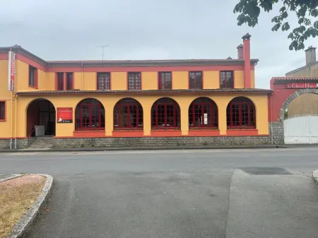 Hotel du Cheval Blanc Отели в г. Монкутан-Сюр-Севр