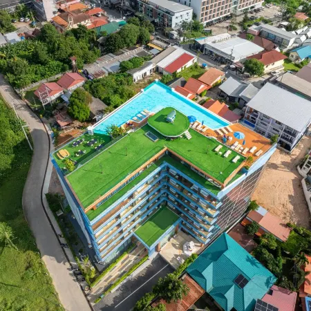 The Blue Hotel Отели рядом с достопримечательностью «Храм Чалонг»