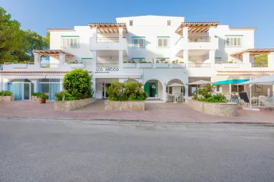 Apartamentos Los Arcos Hotels near Mercadillo Las Dalias