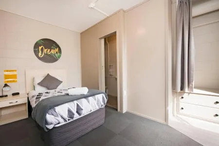 Bridge Backpackers Отели рядом с достопримечательностью «Tahunanui Beach»