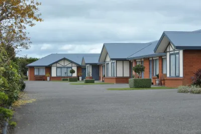 Tudor Lodge Motel Hotels near Puketarata Garden