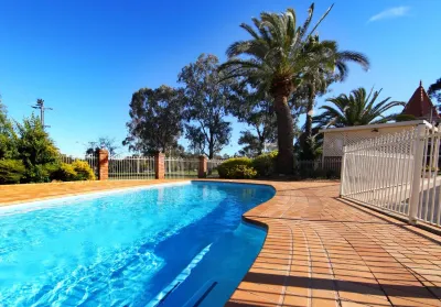 Abel Tasman Motor Inn Hotels near Savannah Cabins, Taronga Western Plains Zoo