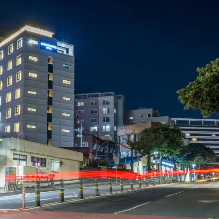 Cornerstone Hotel Jeju Отели рядом с достопримечательностью «Водопад Вонан»