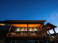 The Raging Elk Adventure Lodging Hotels in Fernie