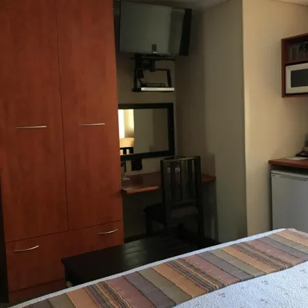 A la Martha's Air-Port Guest House Отели рядом с достопримечательностью «Форт Фредерик»