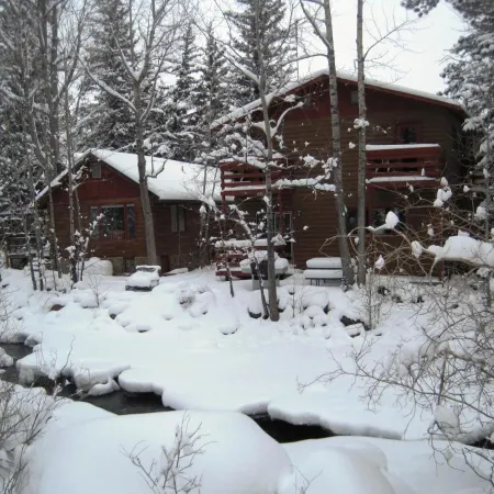 Swiftcurrent Lodge