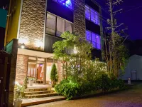 Gamelan Hotels in Maniwa