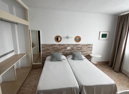 Hostal Residencia Cardona