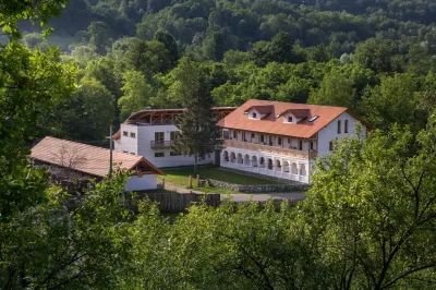 Hanul Vatra Hotels near Refugiul Curmătura Builei