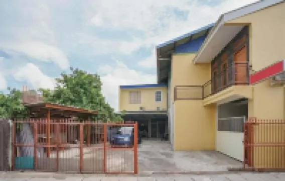 RedDoorz Syariah near Suramadu Hotel dekat Kawasan Wisata Religi Raden Rahmat Sunan Ampel